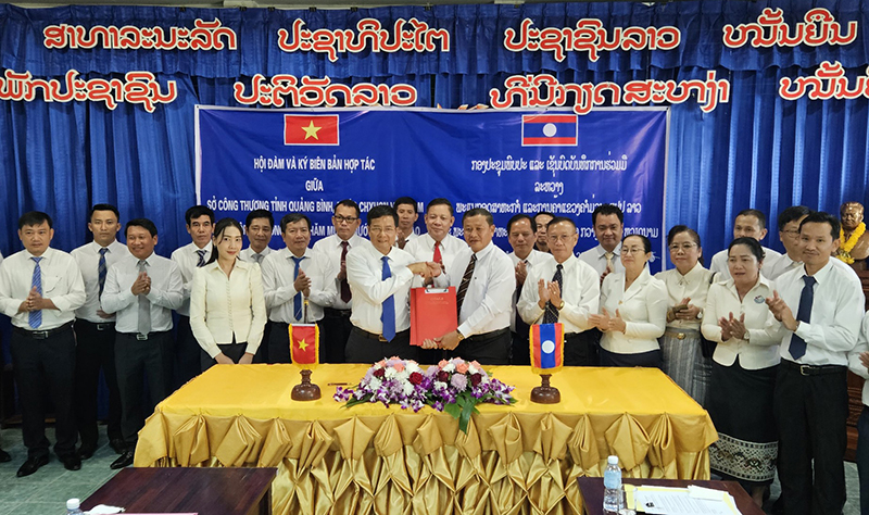 Hội đàm và ký kết Biên bản hợp tác lĩnh vực Công thương với tỉnh Khăm Muồn