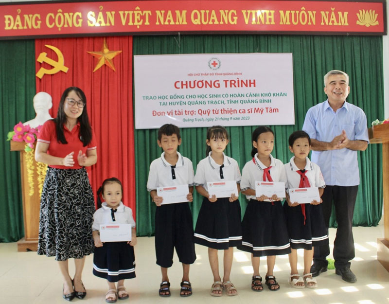 Trao học bổng cho học sinh nghèo vượt khó huyện Quảng Trạch