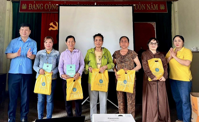 Kịp thời cấp sổ bảo hiểm xã hội, thẻ bảo hiểm y tế cho người dân