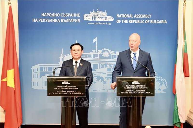 Chủ tịch Quốc hội Vương Đình Huệ và Chủ tịch Quốc hội Bulgaria gặp gỡ báo chí