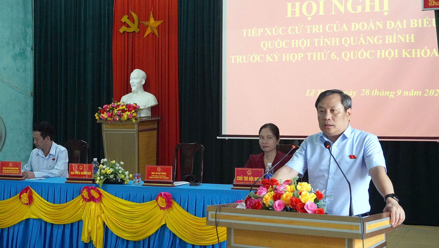 Đại biểu Quốc hội tiếp xúc cử tri tại huyện Lệ Thủy