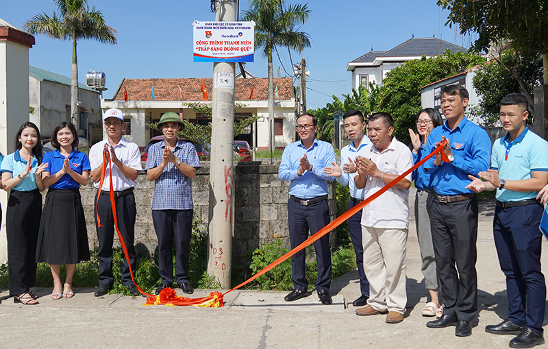 Bàn giao công trình thắp sáng đường quê tại xã Tân Ninh