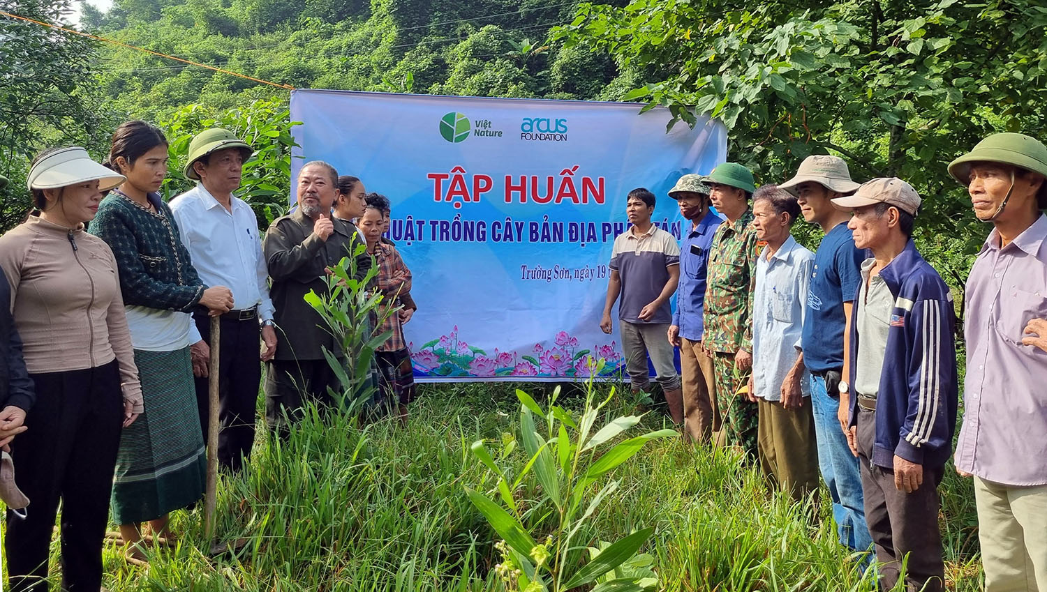 Tập huấn điểm trồng cây bản địa cho các hộ dân