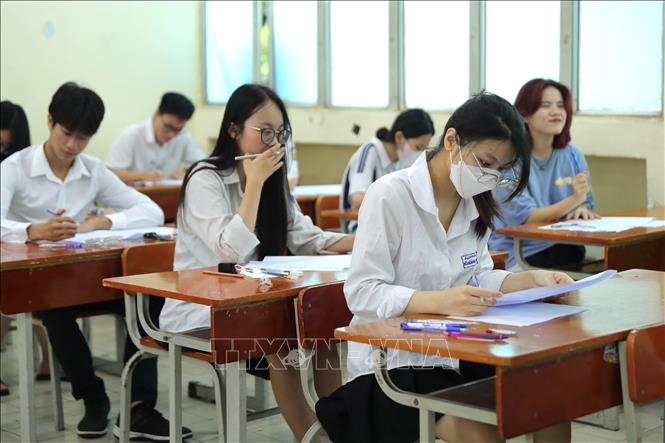 Thi tốt nghiệp THPT từ 2025: Còn ý kiến khác nhau về số môn thi bắt buộc