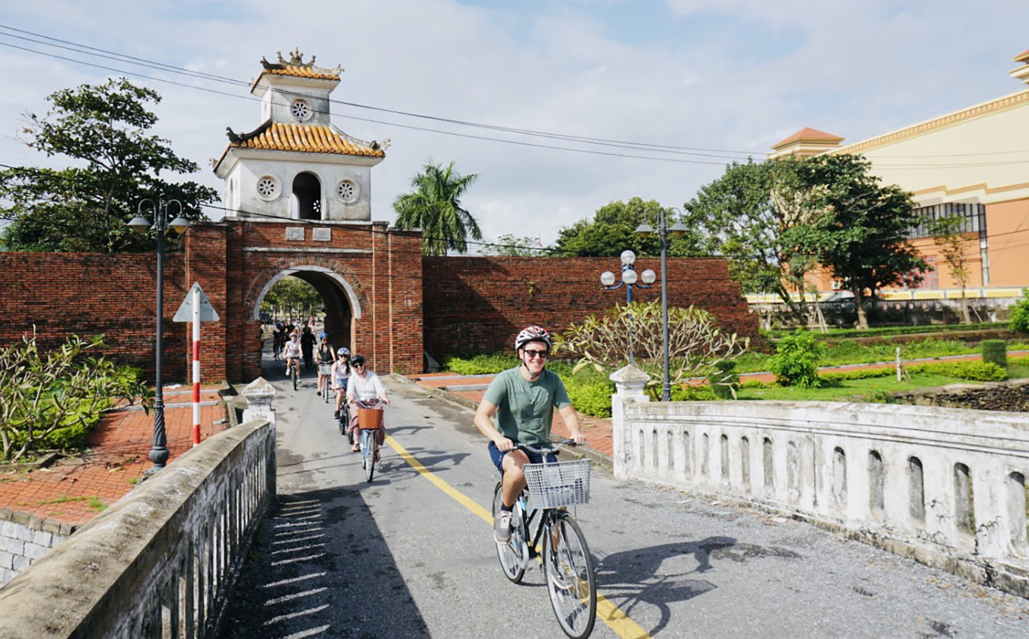 City tour khám phá thành phố bên sông