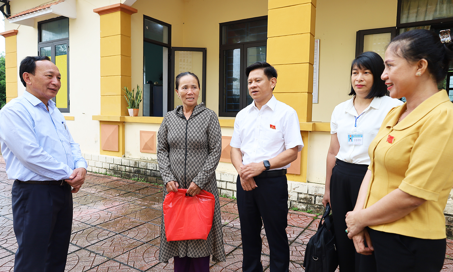 Đại biểu HĐND tỉnh tiếp xúc cử tri trước kỳ họp thứ 12