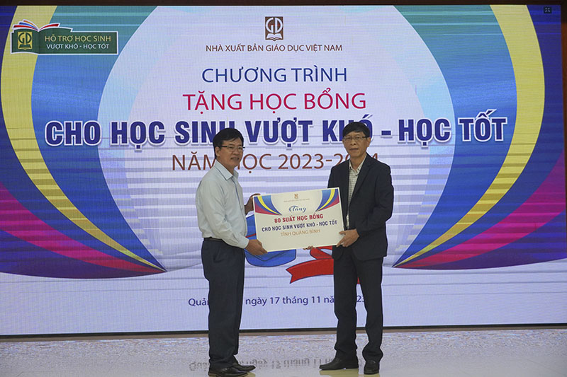 Nhà xuất bản Giáo dục Việt Nam: Tặng học bổng cho học sinh vượt khó học tốt