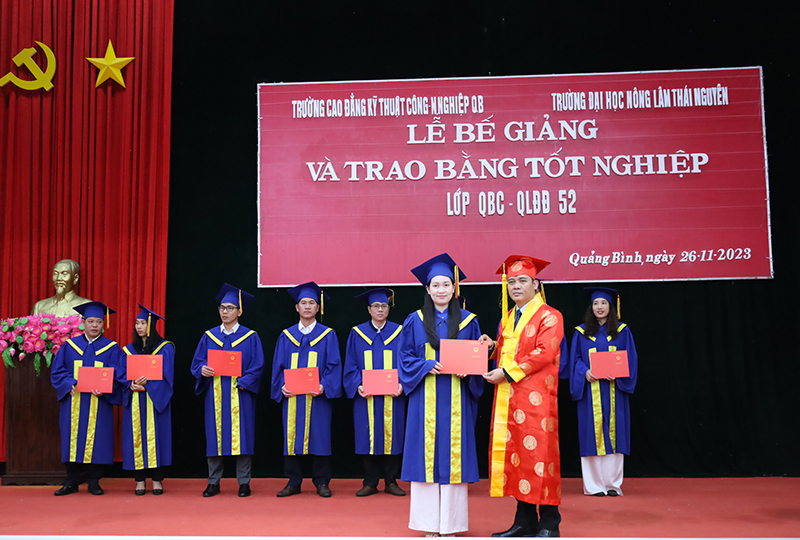 Bế giảng và trao bằng tốt nghiệp đại học chuyên ngành Quản lý đất đai