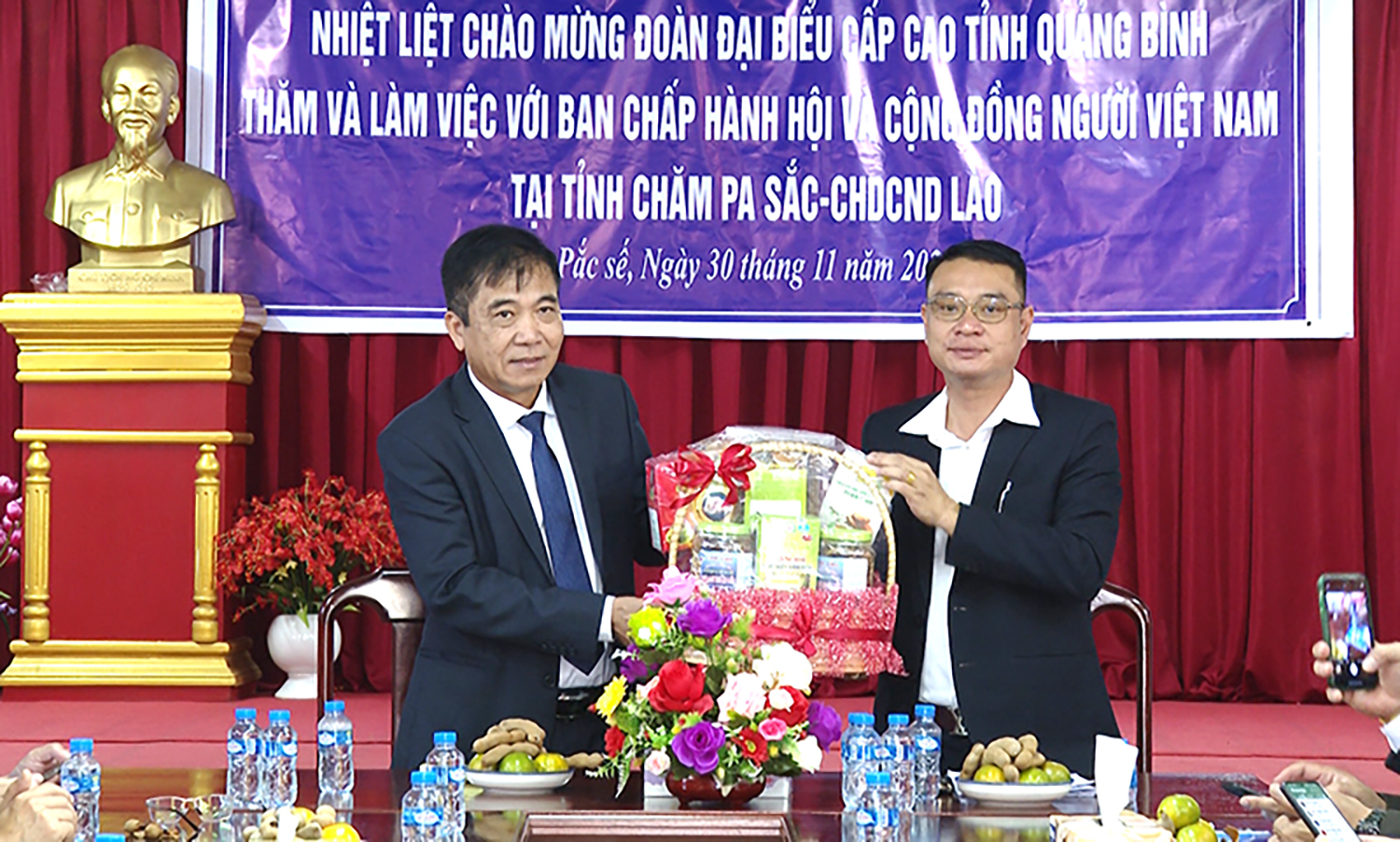 Lãnh đạo tỉnh thăm, tặng quà Hội Người Việt Nam tại tỉnh Chăm-pa-sắc