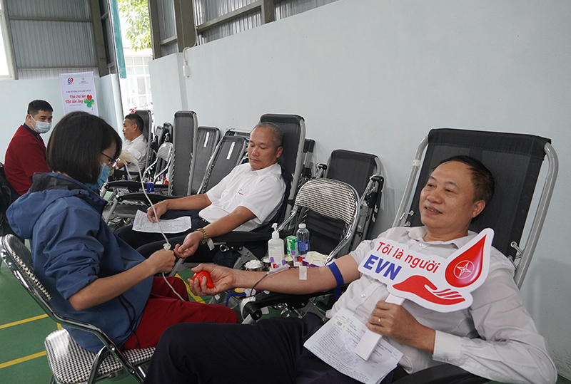 Hơn 200 cán bộ, nhân viên ngành Điện tham gia hiến máu tình nguyện