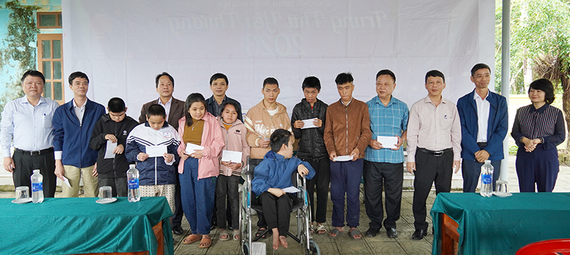 Tặng quà cho trẻ em khuyết tật, trẻ nạn nhân chất độc da cam