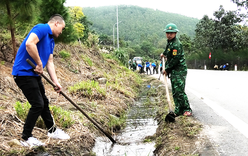 Đồn Biên phòng Roòn, Huyện đoàn Quảng Trạch: Phối hợp làm vệ sinh khuôn viên mộ Đại tướng Võ Nguyên Giáp