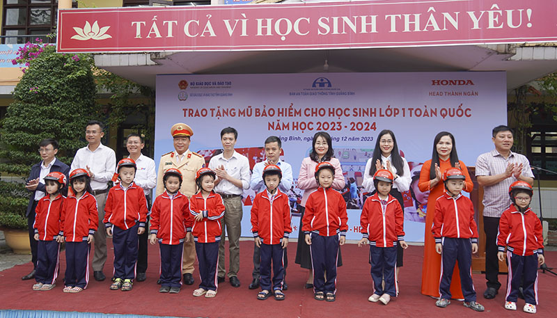 Trao tặng mũ bảo hiểm cho học sinh lớp 1