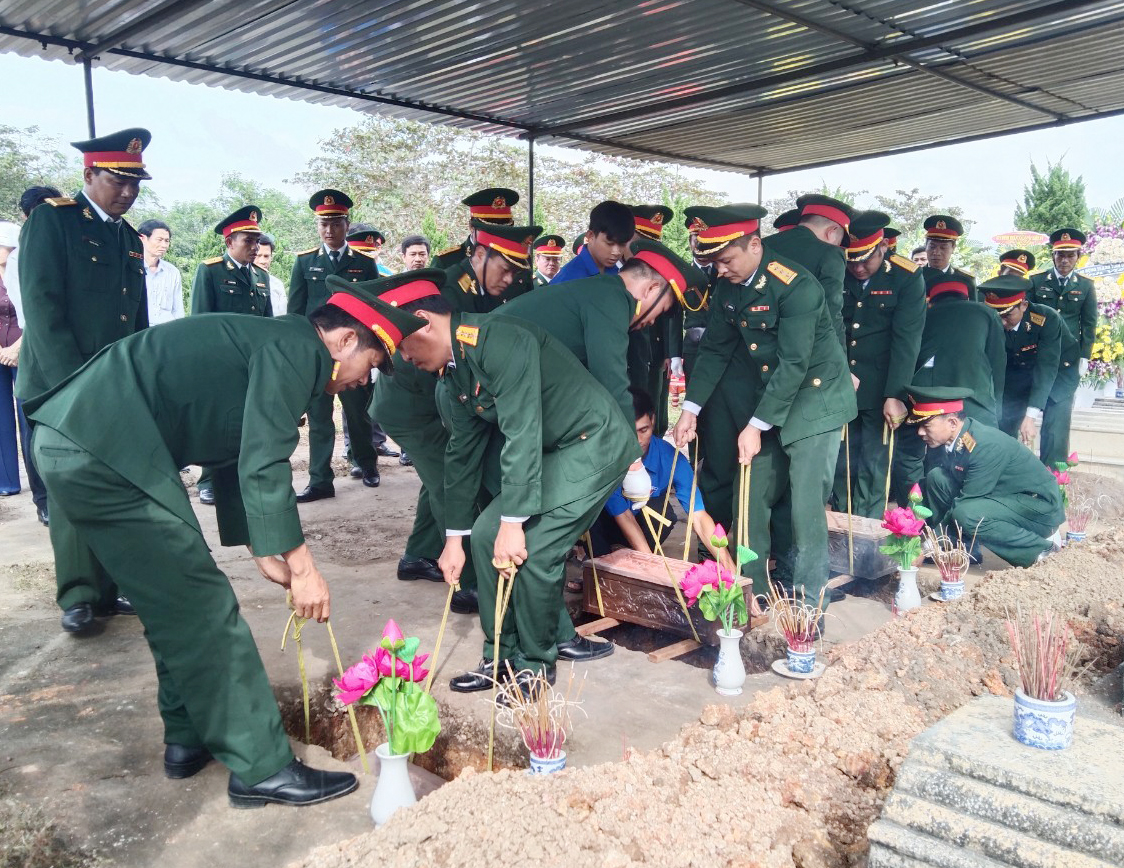 Lệ Thủy: Tổ chức lễ truy điệu, an táng hài cốt liệt sỹ