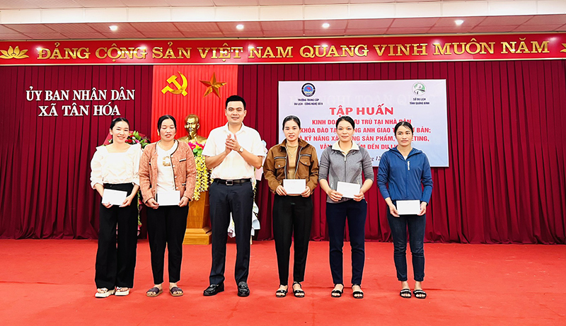 Bế giảng lớp đào tạo nghiệp vụ du lịch cơ bản cho người dân xã Tân Hóa