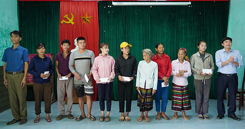 Trao quà cho các hộ nghèo, đối tượng chính sách tại xã Kim Thủy