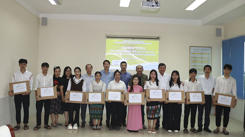 Tặng máy tính cho sinh viên người dân tộc thiểu số