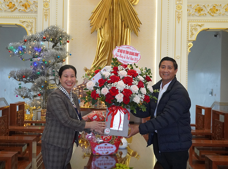 Thăm, tặng quà nhân lễ Giáng sinh năm 2023