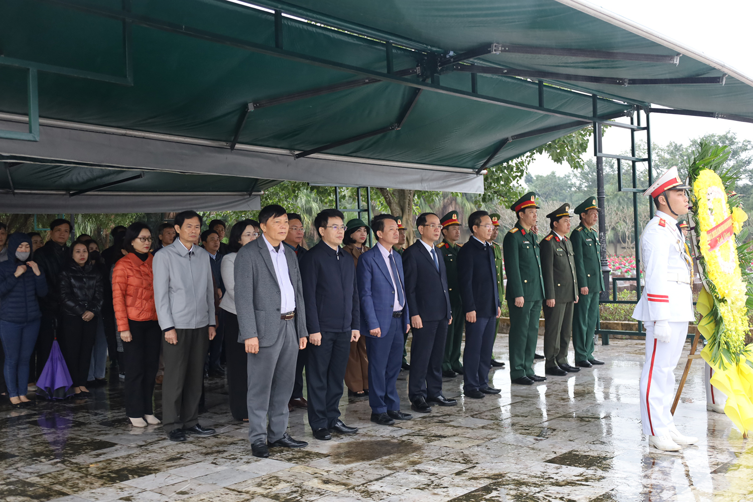 Các đồng chí lãnh đạo tỉnh dâng hương tại Nghĩa trang liệt sỹ Ba Dốc