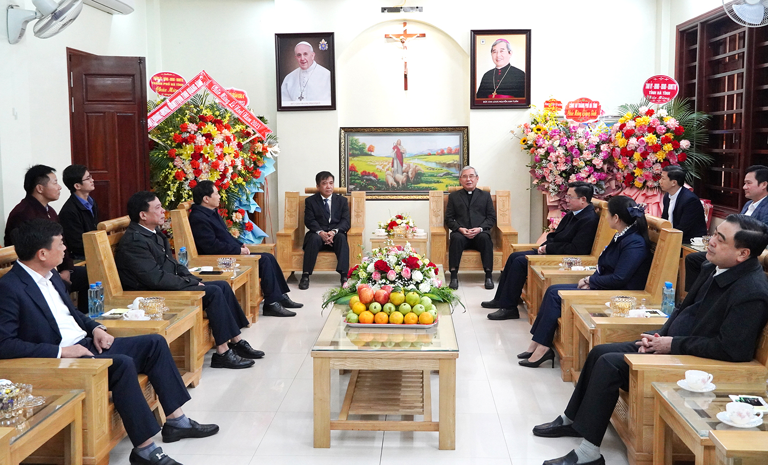 Lãnh đạo tỉnh thăm, tặng quà Tòa Giám mục Giáo phận Hà Tĩnh