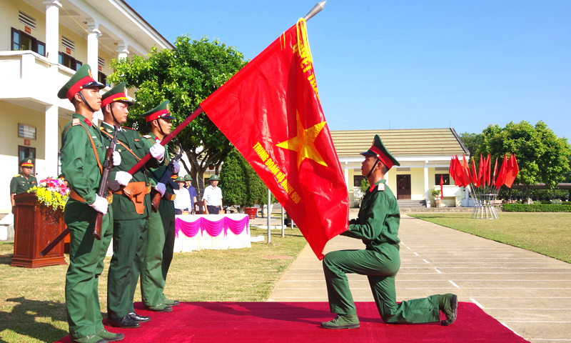 Nâng cao "sức đề kháng" cho cán bộ, chiến sĩ trước những quan điểm sai trái, thù địch