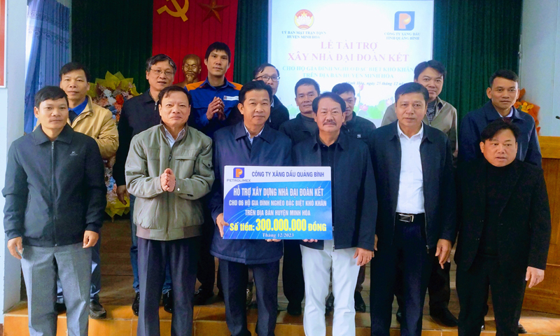 Minh Hóa: Tiếp nhận 300 triệu đồng xây dựng 6 nhà "Đại đoàn kết"
