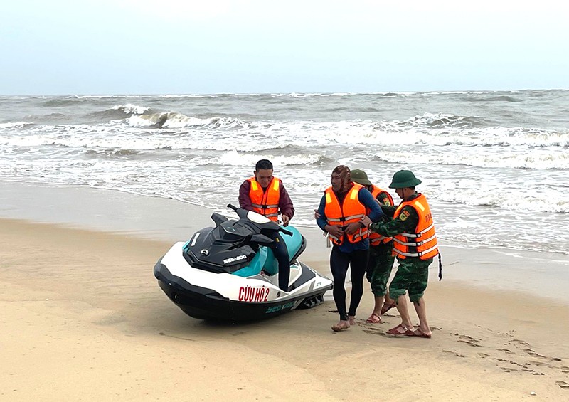 TP. Đồng Hới: Kịp thời cứu hộ 4 ngư dân gặp nạn trên biển