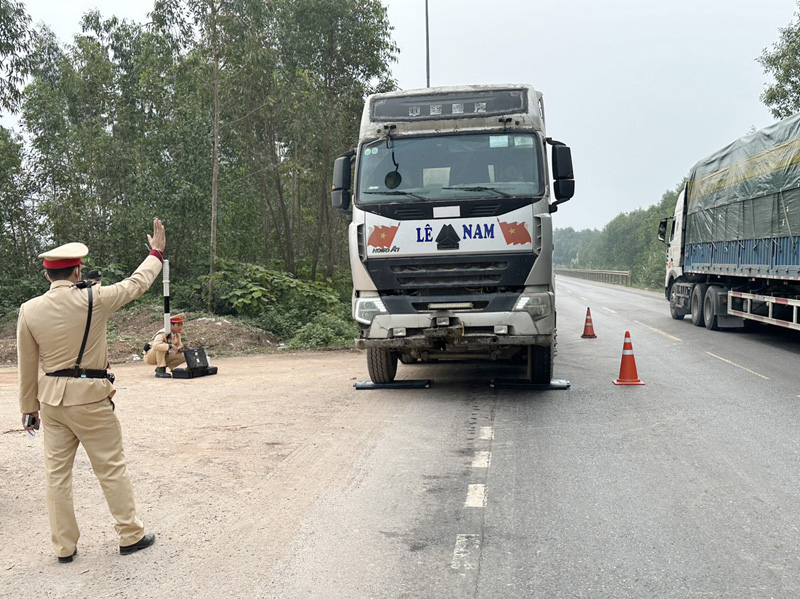 Xử phạt 29 trường hợp xe ô tô chở hàng quá khổ, quá tải
