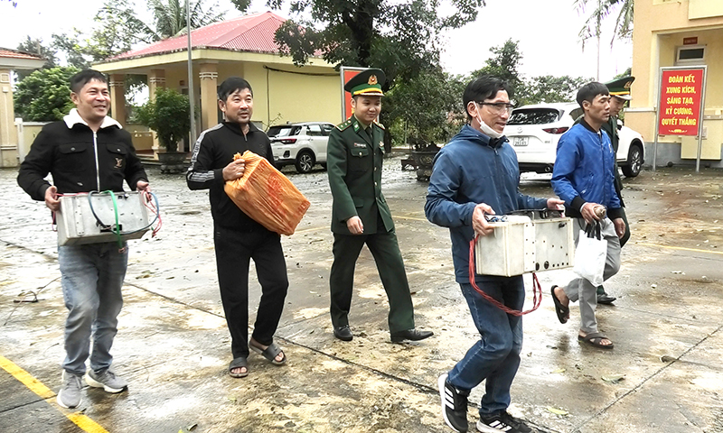 Nhiều ngư dân giao nộp pháo, vật liệu nổ và dụng cụ kích điện