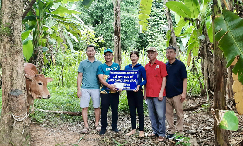 Trao sinh kế cho người nghèo