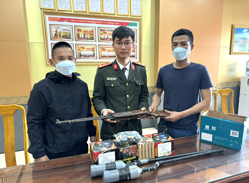 Nhiều người dân tự nguyện giao nộp vũ khí, vật liệu nổ và pháo