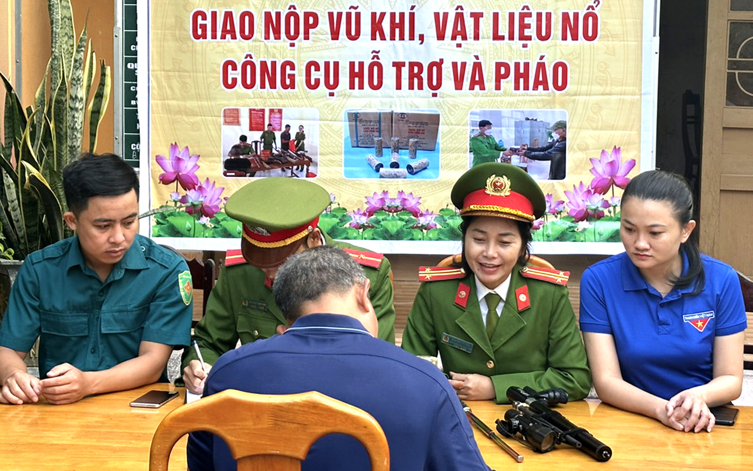 Tổ chức ngày hội giao nộp vũ khí, vật liệu nổ, công cụ hỗ trợ và pháo