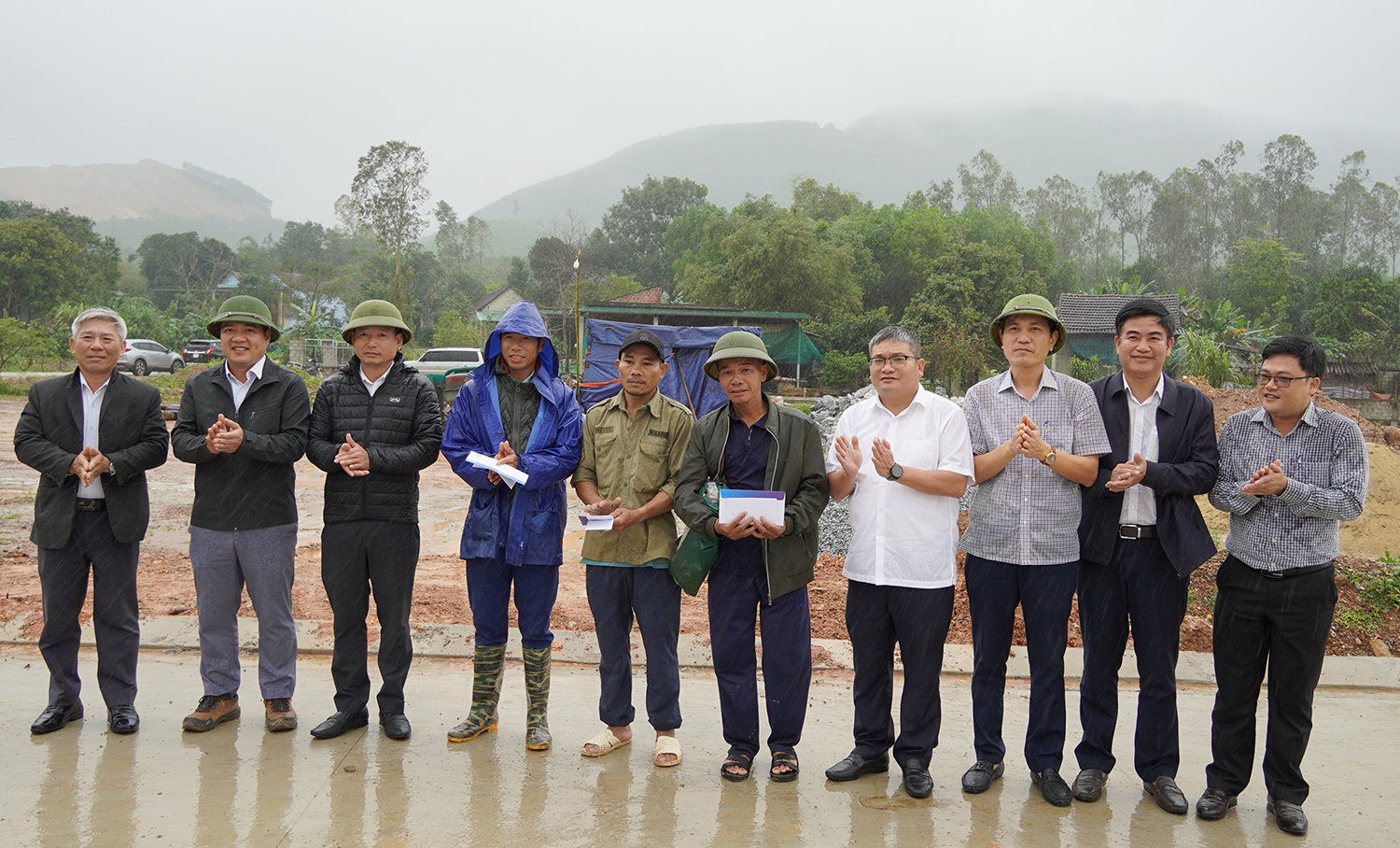 Bố Trạch: Thăm hỏi, tặng quà các gia đình xây dựng nhà ở khu tái định cư