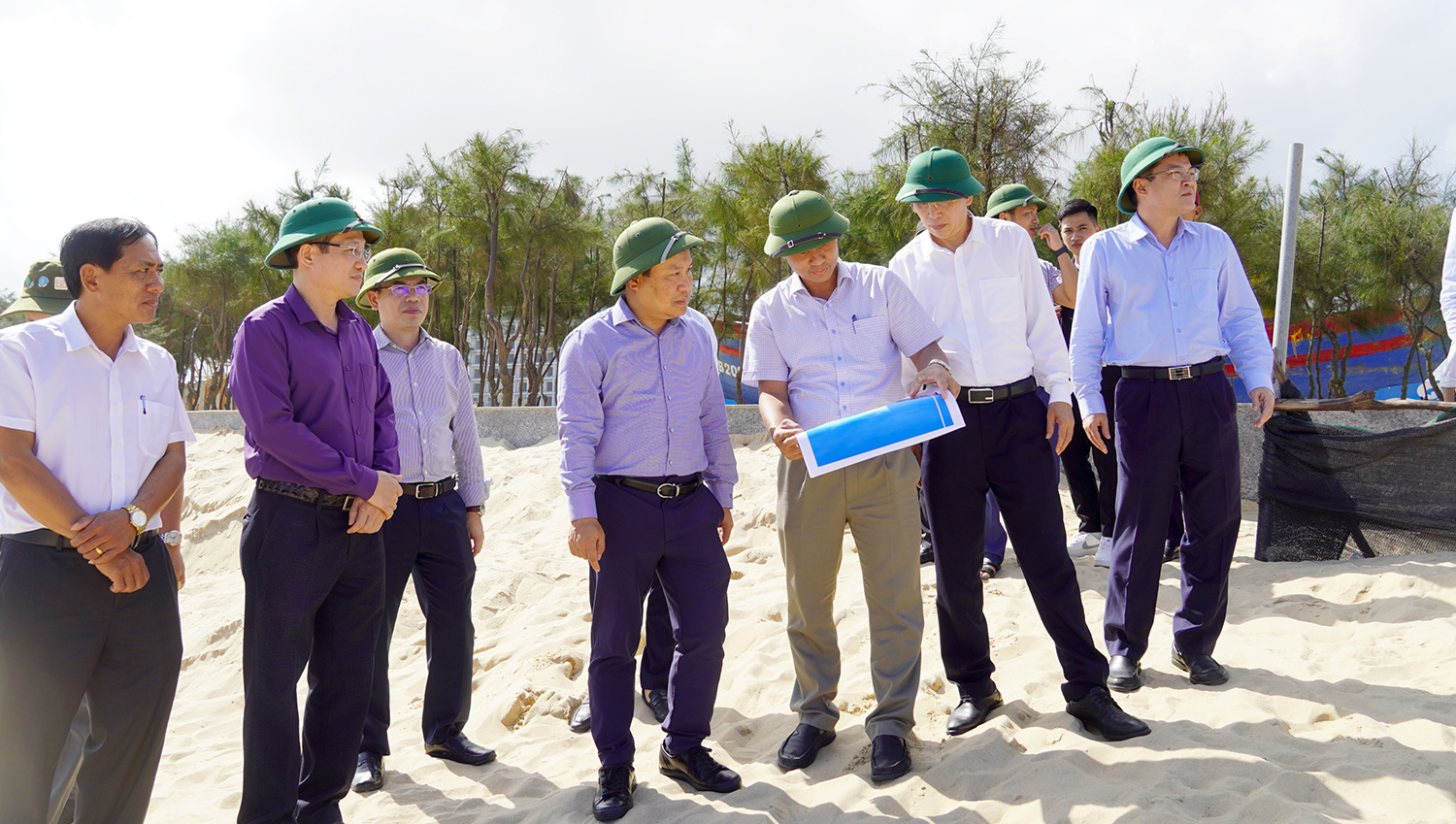 Đồng chí Bí thư Tỉnh ủy kiểm tra tình hình sạt lở tại bãi biển Bảo Ninh