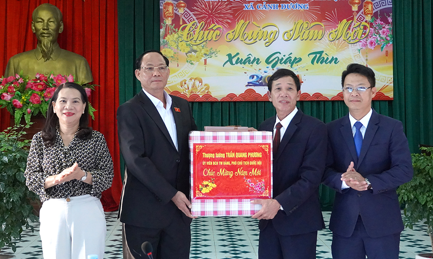 Phó Chủ tịch Quốc hội Trần Quang Phương thăm và chúc Tết tại huyện Quảng Trạch