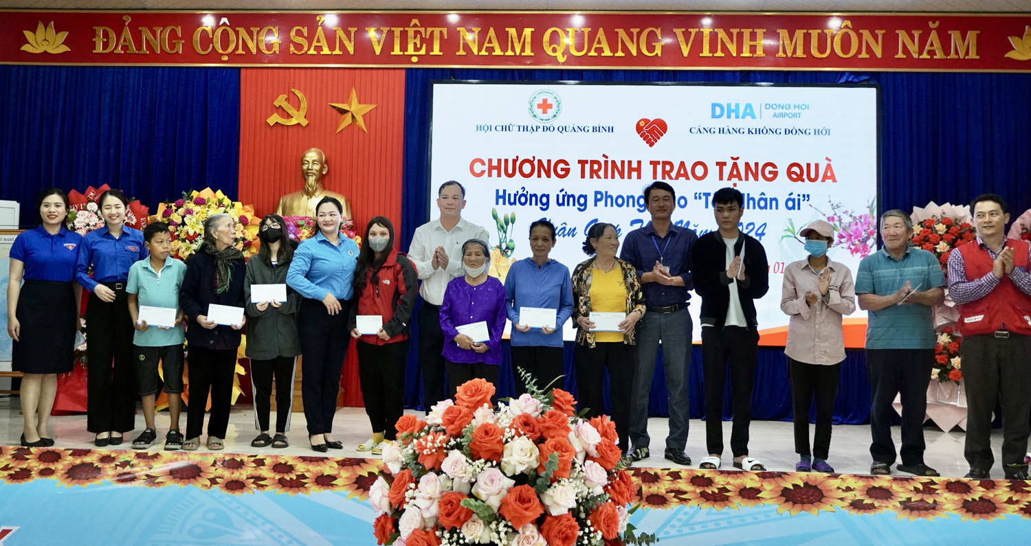 Trao quà Tết cho người dân khó khăn