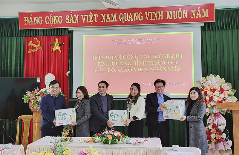 Thăm, tặng quà cho giáo viên, học sinh các trường học ở xã Lâm Thủy