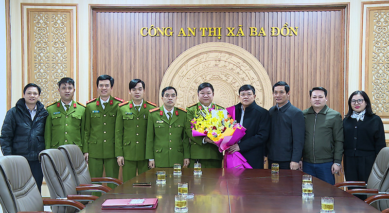 TX. Ba Đồn: Thưởng "nóng" lực lượng Công an thị xã tham gia triệt phá đường dây buôn bán, vận chuyển gần 30 nghìn viên ma túy