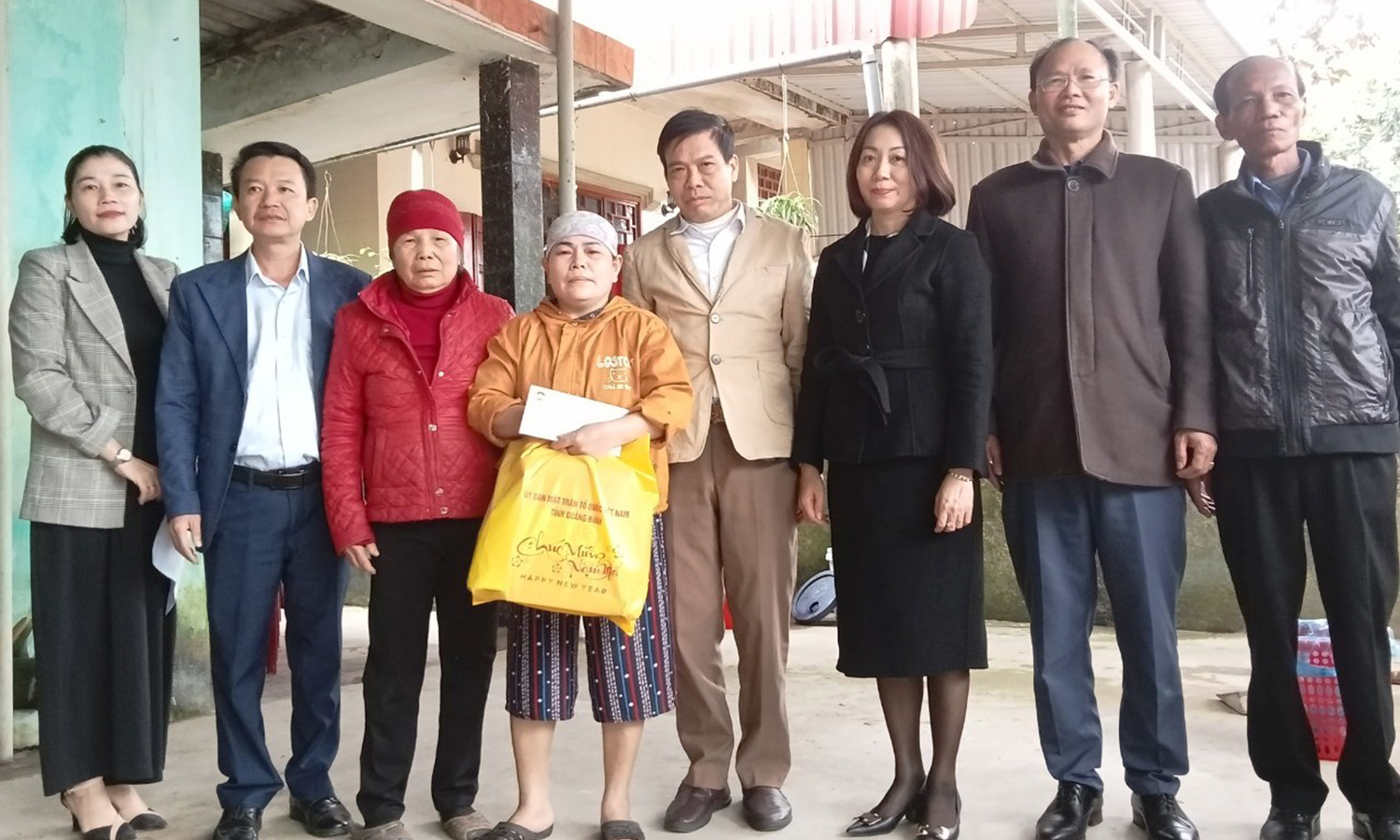 Tặng quà Tết cho hơn 3.200 hộ cận nghèo, gia đình có hoàn cảnh đặc biệt khó khăn
