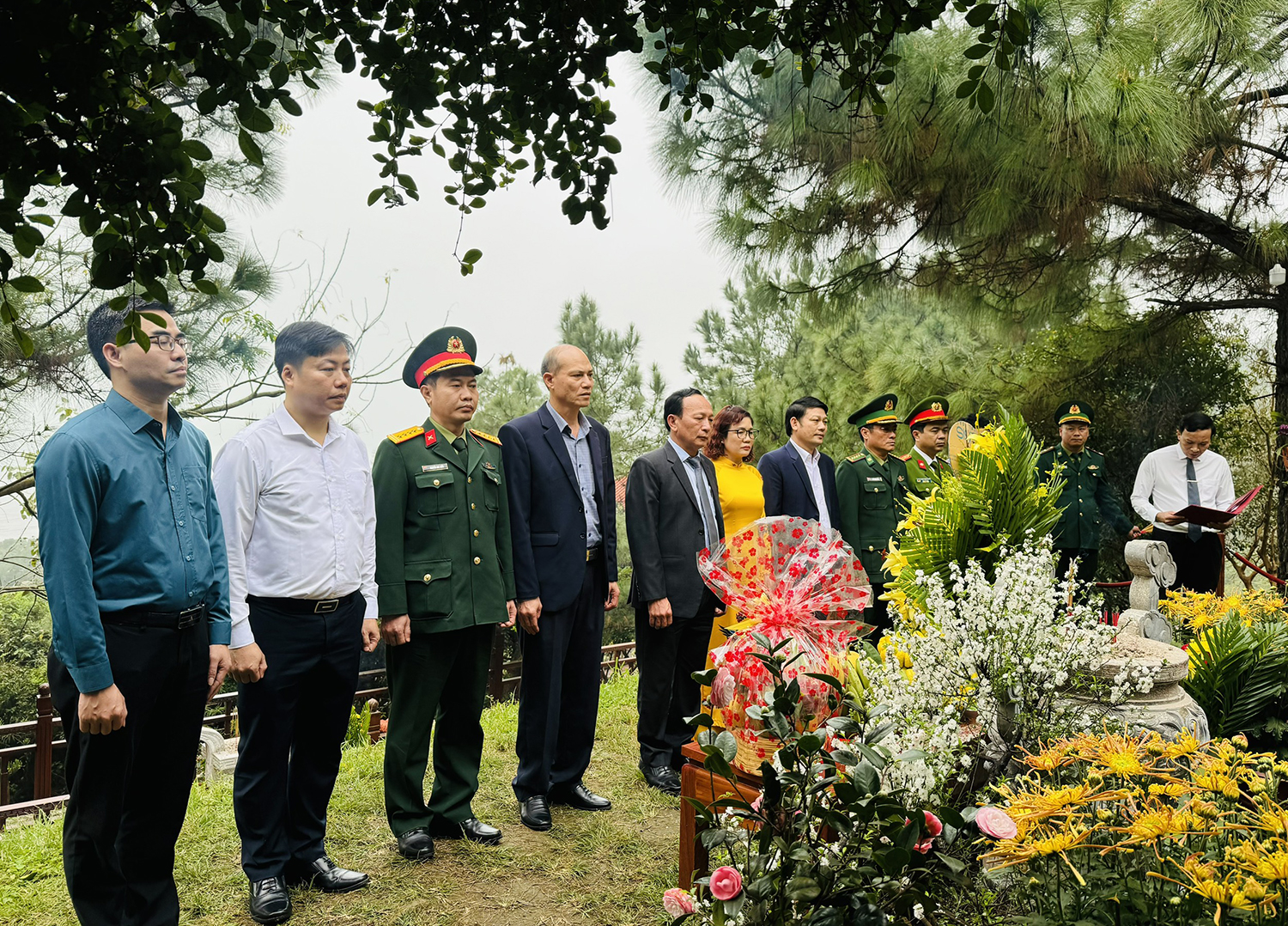 Đồng chí Phó Bí thư Thường trực Tỉnh ủy dâng hương viếng mộ Đại tướng Võ Nguyên Giáp