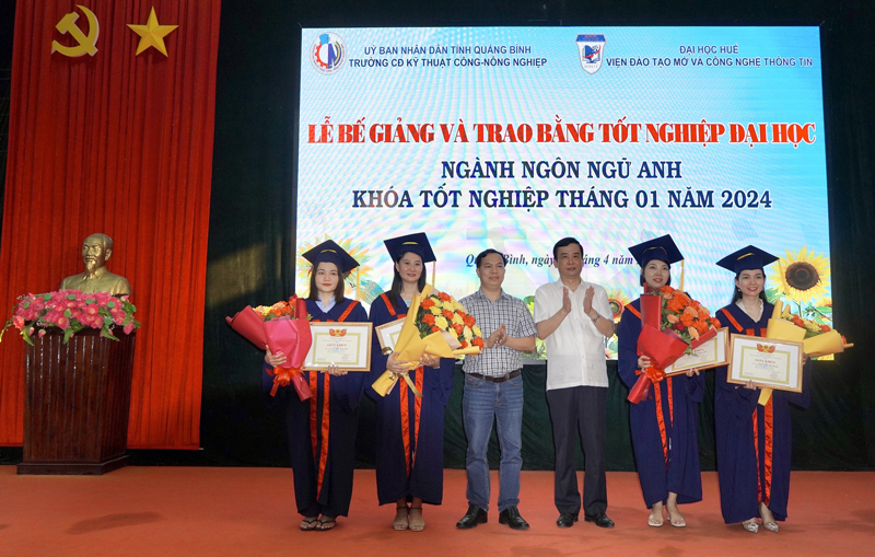 94 sinh viên tốt nghiệp đại học ngành Ngôn ngữ Anh