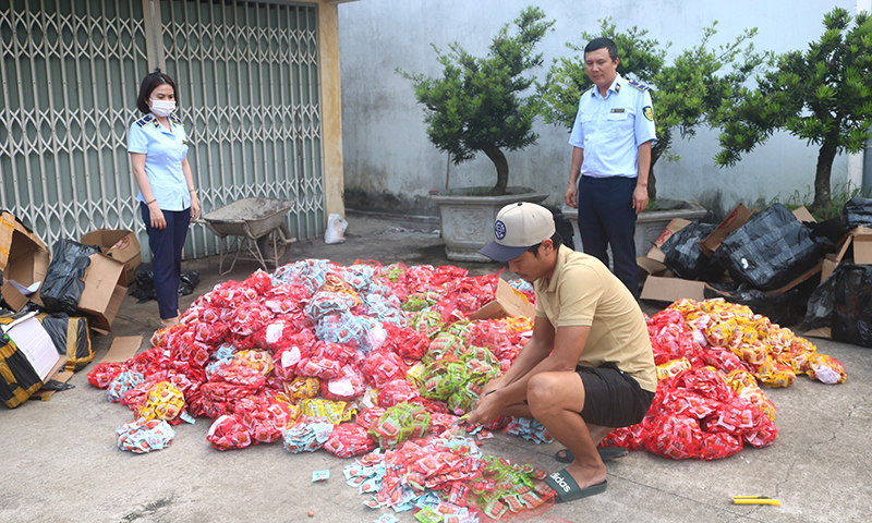 Tiêu hủy 33.000 gói xúc xích ăn liền nhập lậu