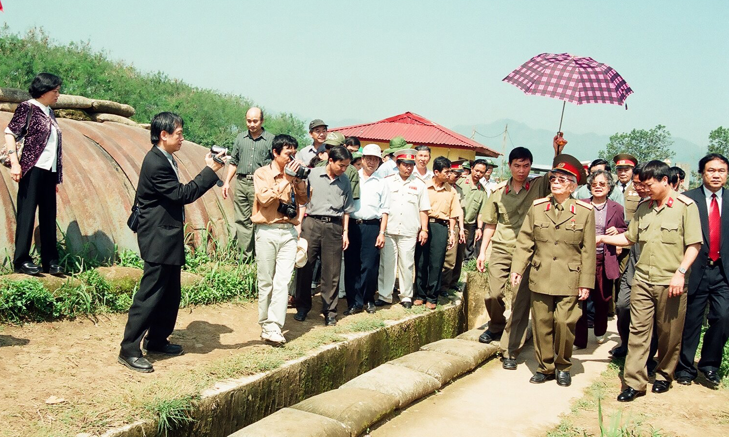 Văn, Võ Điện Biên...