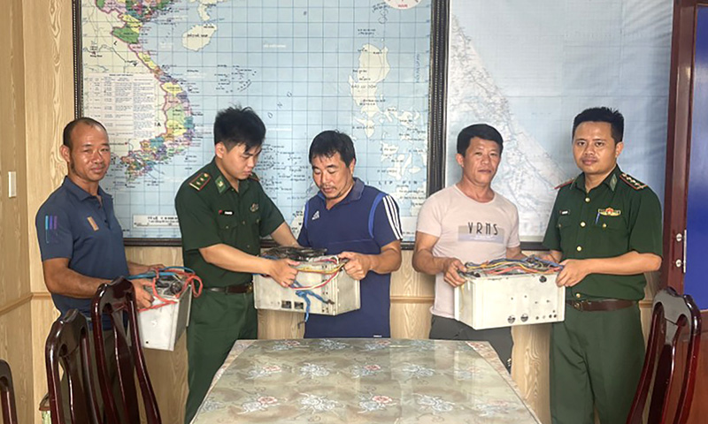 Đồn Biên phòng Nhật Lệ vận động người dân giao nộp vật liệu nổ và công cụ kích điện