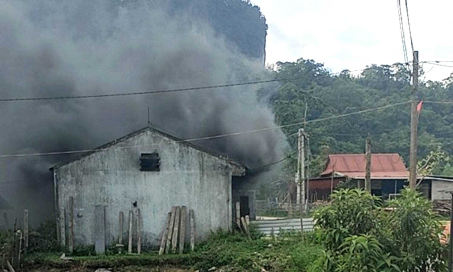 Cháy trạm điện năng lượng mặt trời tại xã Tân Trạch