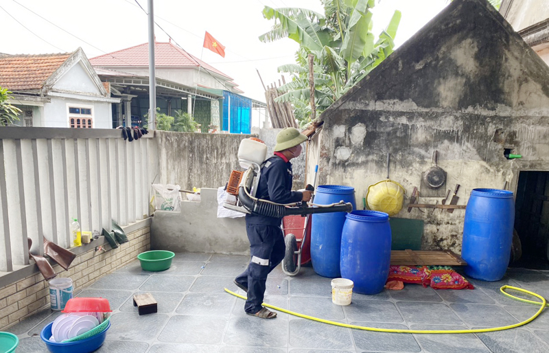 Bố Trạch: Phun hóa chất diệt muỗi chủ động phòng, chống sốt xuất huyết