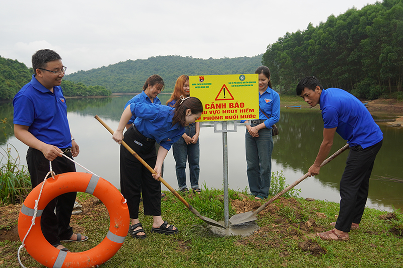 Trao phao cứu sinh và cắm biển cảnh báo phòng, chống đuối nước