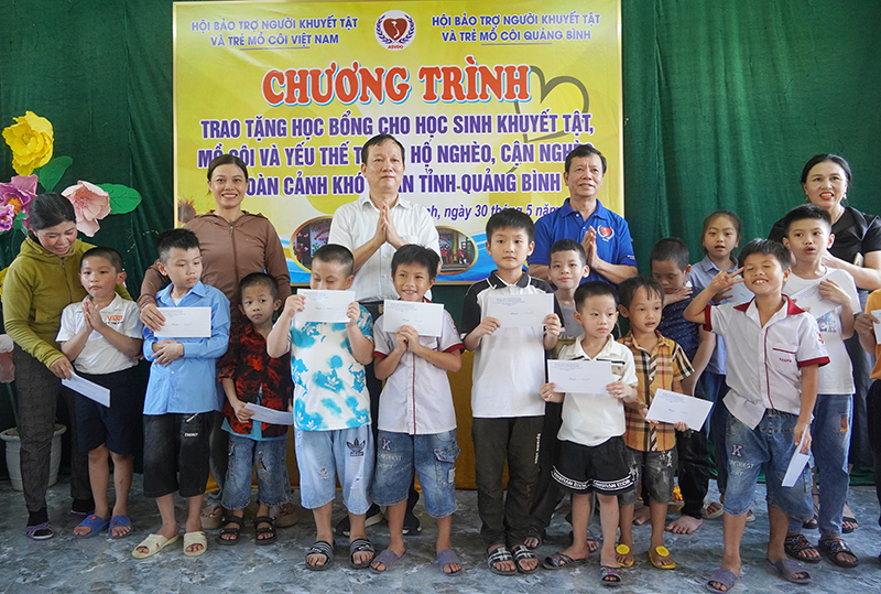 Thăm, tặng quà cho trẻ em khuyết tật, mồ côi