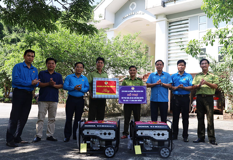 Trao hỗ trợ trang thiết bị sinh hoạt cho đoàn viên, người lao động vùng khó khăn