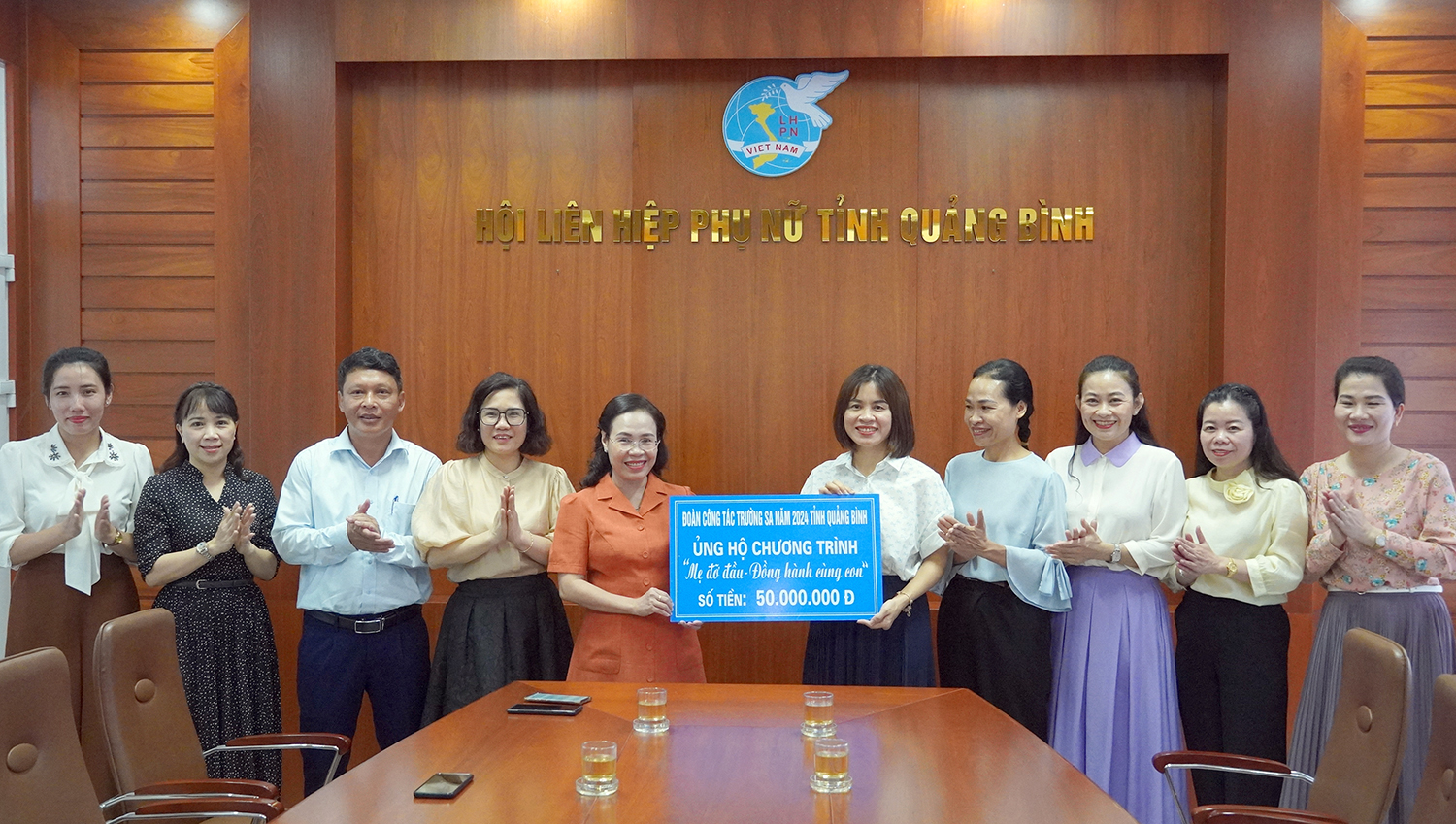 Tặng quà chương trình "Mẹ đỡ đầu-Đồng hành cùng con"